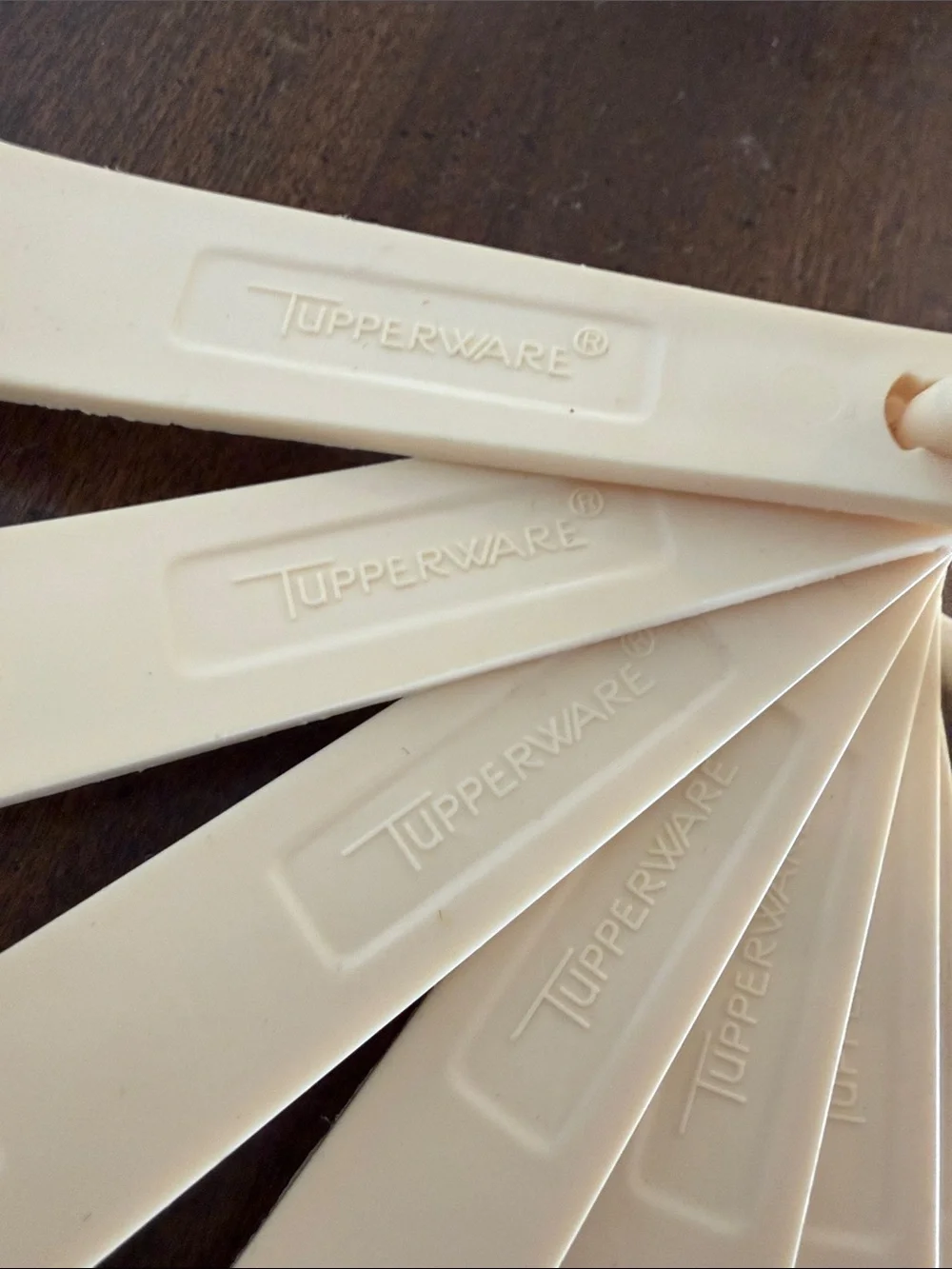 Tupperware Vinrage beige Plastic Measuring Spoon Set 7 Piece with Triangle Ring